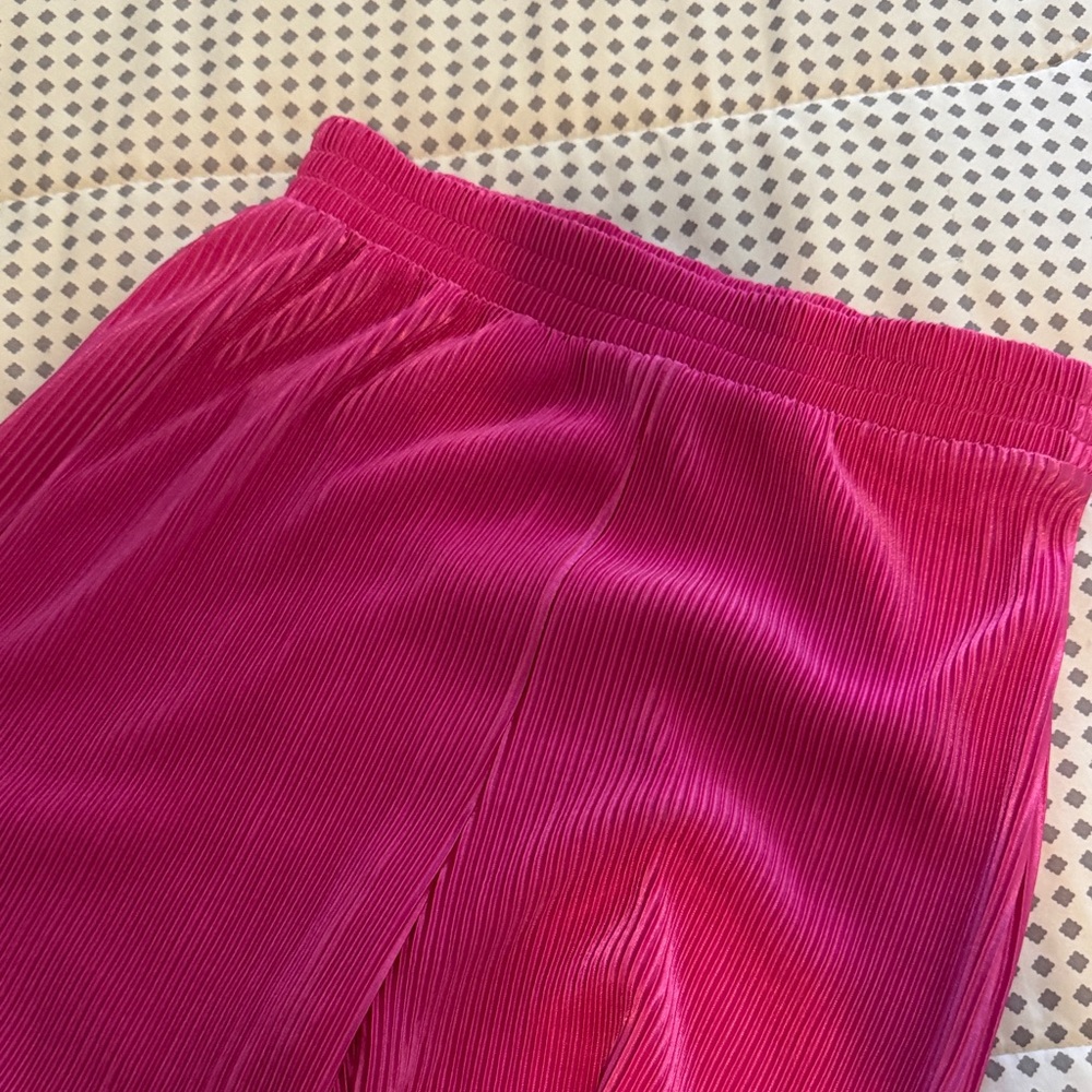 Pink Pleated Set of Crop Top and Pants - Picture 7 of 9
